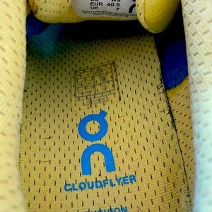 On cloudflyer running sneaker